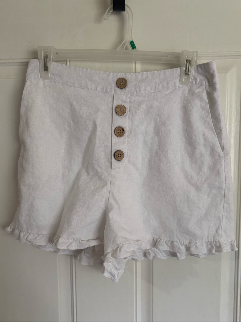 Med Versona solid white high-waisted ruffled hem faux button up shorts.  In EUC!